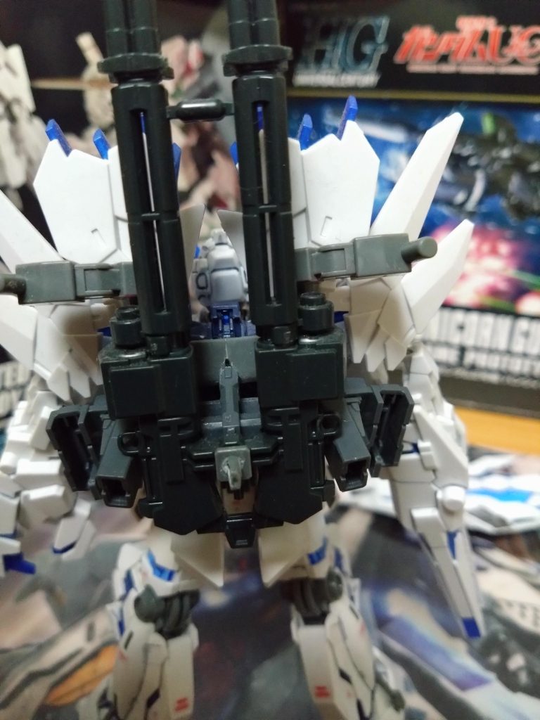 一番大変だったのが、バックパック。アームド・アーマーDEのジョイントを、HGフルアーマーユニコーンガンダムのフルアーマー装備用のジョイントをバックパック本体に接続する穴に合わせて、ヤスリでひたすら削ったところ。バズーカをマウントするのにはHGのユニコーン系キットでは基本余剰パーツ扱いになる、シールド用のジョイントを少し削って使用。