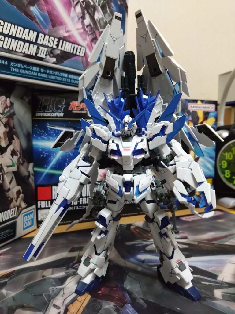 一応、デカールを貼りました。デカールはHGユニコーンガンダム3号機フェネクスver.GFTシルバーに付属のものを使いました。
