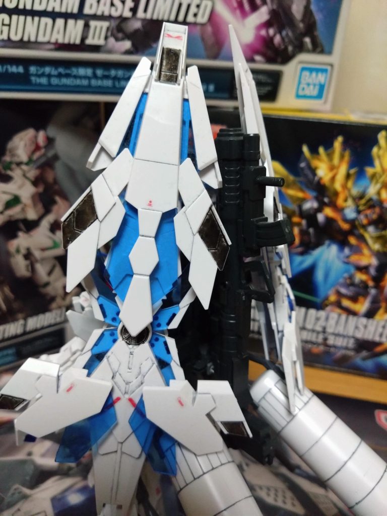 背部のアームド・アーマーDEも同様。デカールはG−フェネクスのなので、HGのユニコーンガンダム系キットなら合いますね。