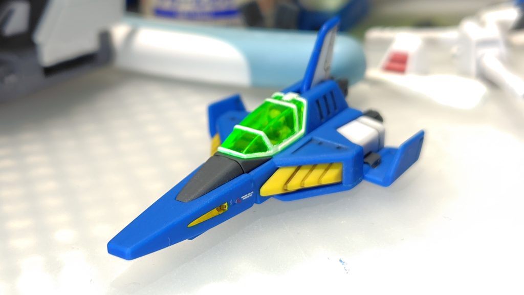 機首の黄色い部分や尾翼の青い部分は筆塗りしています。付属のシールではイマイチなので…キャノピーの枠は缶スプレー塗装です。