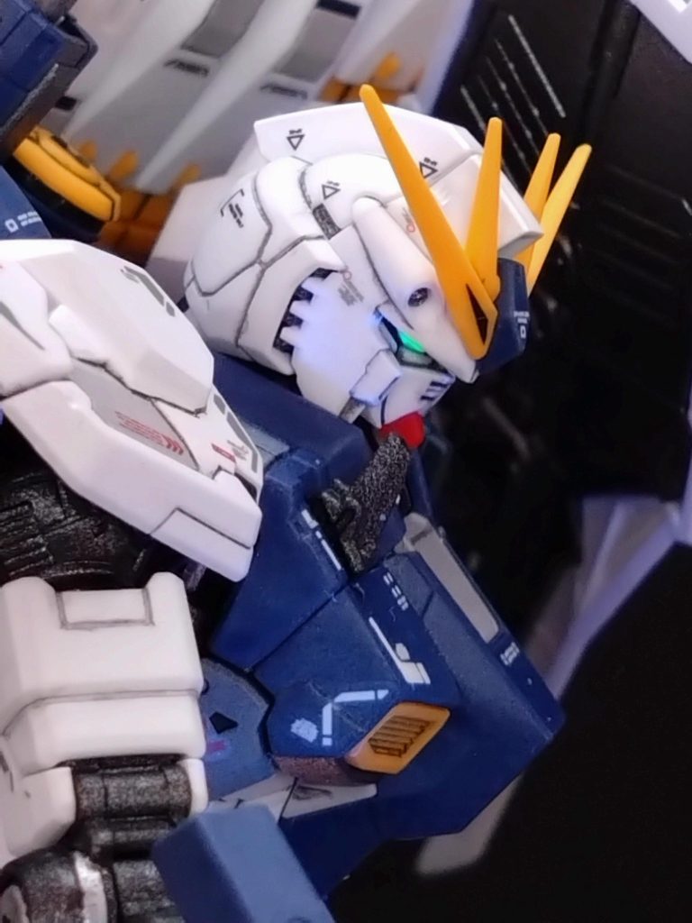 改修点は顔と肩ですかね。顔は正面からのスタイルがイマイチ好みでは無かったので、つば部分を改修し鋭い目つきに。首を若干短くカット!ショルダーアーマーはプラ版で厚みをもたせ立体感が強調されるように改修しました。