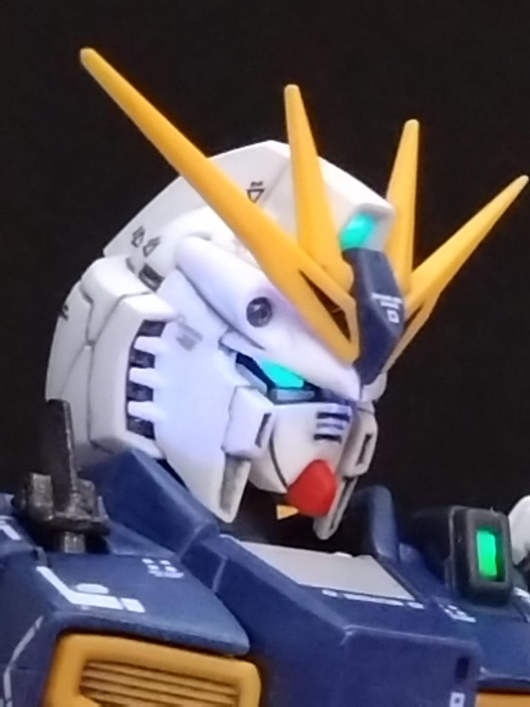 つば部分をパテで改修し、正面から見ても悪顔になるようにしました。因みに、パーツ隠しにもってかれたのは、頭頂部のパーツです。かなり情報量を増やしたのですが、撮影技術が無くて不完全燃焼な投稿になってしまいました、、、最後まで観ていただき、有難うございます。いつもコメントやイイネ有難うございます!これに懲りず次回作の作成したいと思います!RGは暫く見たくない、、、(笑)