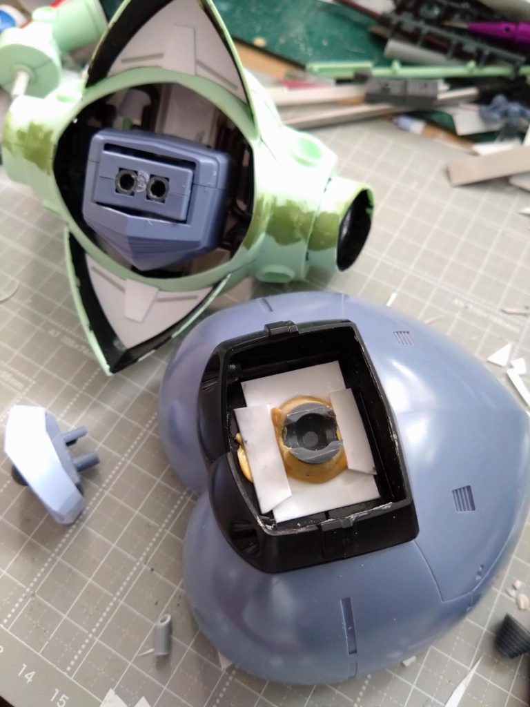 コレがジオングのスカート接続を思いついてからの加工しているところ。