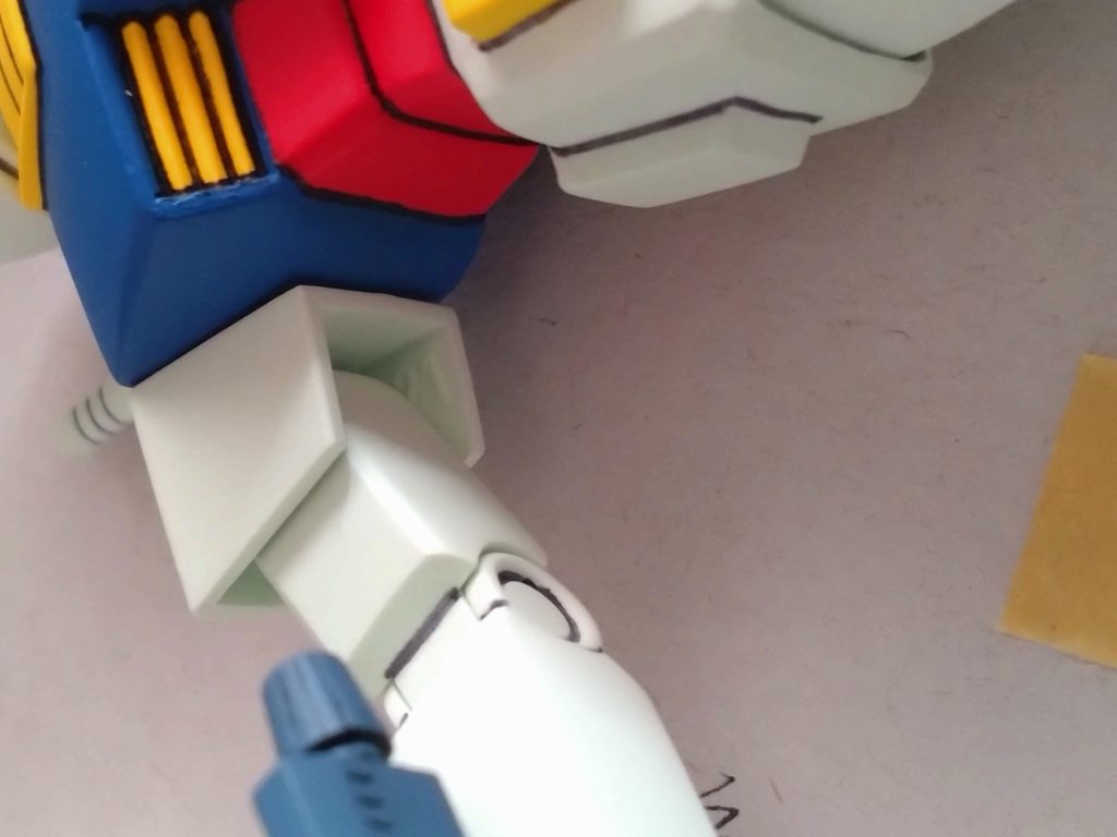 この頃のキットはパーツの内側にパーツ番号が刻印されているのですが、肩アーマーの場合は、刻印部分が腕の角度次第で見えちゃうんですね。削り落とそうかとも思いましたが、旧キットの証としてあえてそのままにしました。