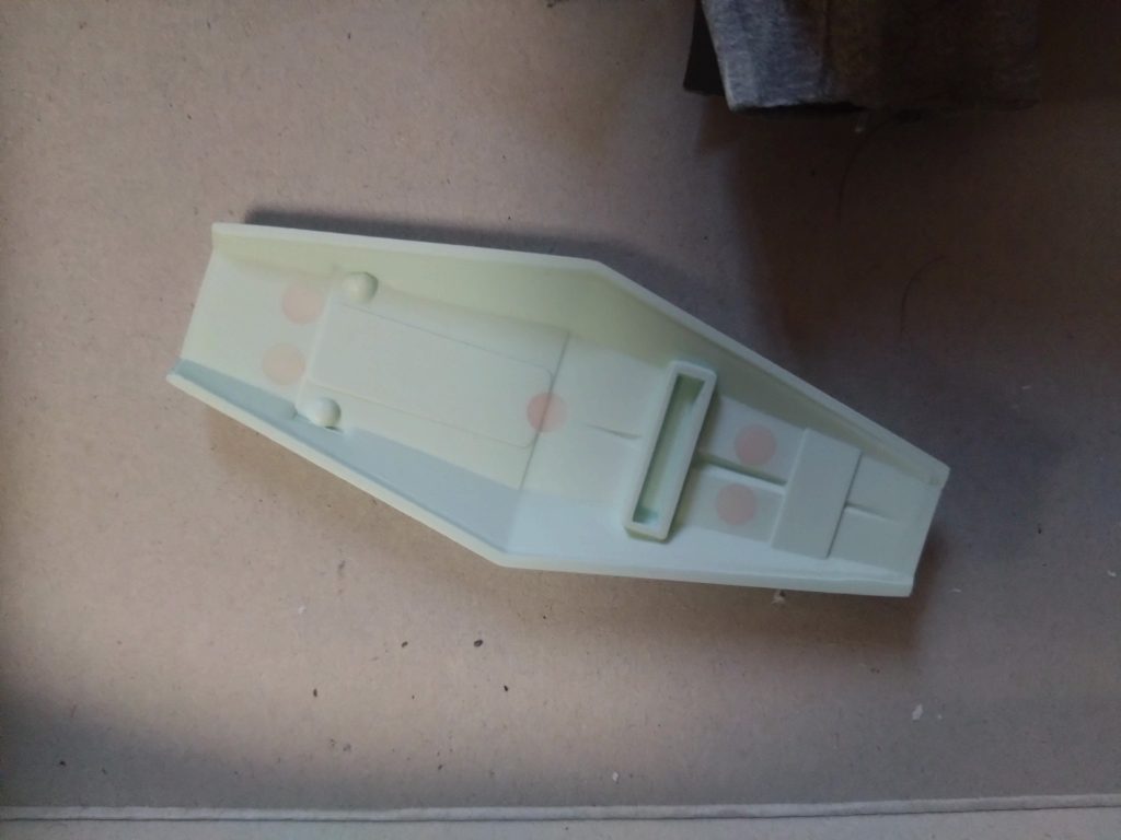 シールドの裏の押し出しピン跡は、一応埋めておきました。