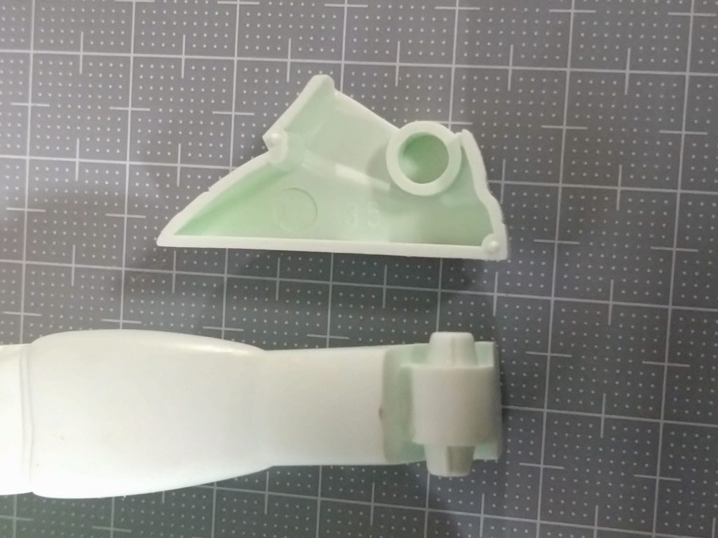 REVIVAL版は足首がボールジョイントになって、ちょっと可動域が増えたと言われていますが、私は違うと思っています。というのも、旧キットの足首関節は、ダボピンが画像の通り台形をしています。これによって、実は足首が微妙に左右にスイングするんですよね。これがポーズ取らせた時の接地性に若干寄与していると。REVIVAL版のボールジョイントは、このスイング機構分の可動の再現用ではなないかと思います。