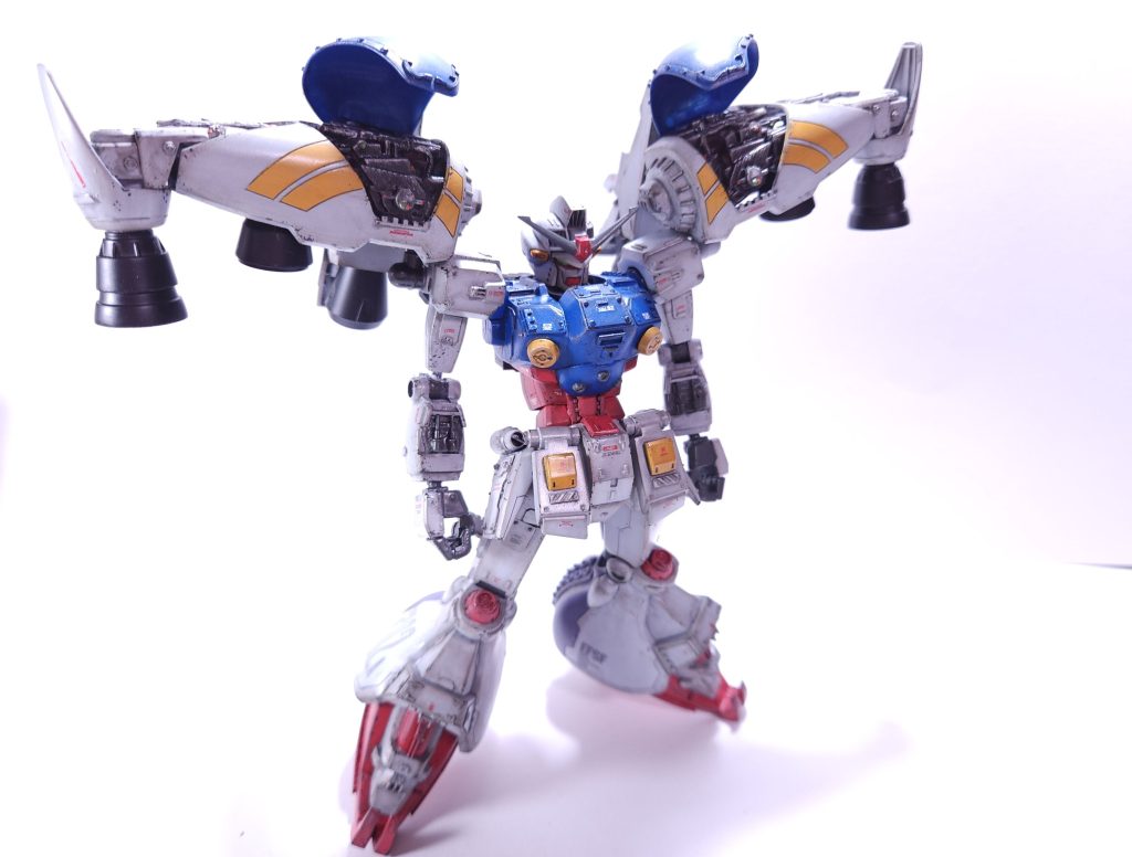 各所延長工作胴回りはEGガンダム流用、バーニアは市販品それ以外はプラ板プラ棒とジャンクパーツ仕上げ大きすぎると謂われる頭部はスジボリとディテール入れた程度でほぼキットのままです大きすぎる頭部を目立たなくするために、上半身を太らせて、肩関節を上に持ち上げ蓋を開けるなどして小顔に見せています