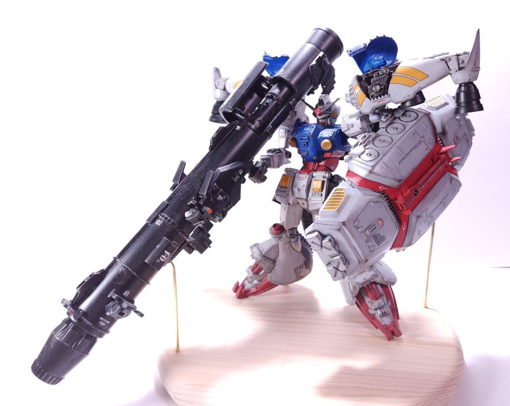 アトミックバズーカは100均の電柱キットを利用しました。キットでは元々小さいシールドは、切った貼ったで巨大化 