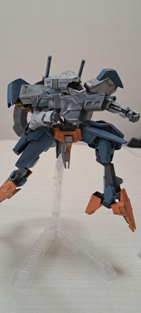 いつも通り塗装したらせっかくだからそのままでと思ったのですが　鉄血のキットなのでアチコチ傷やら汚れやらやってみようかとついつい