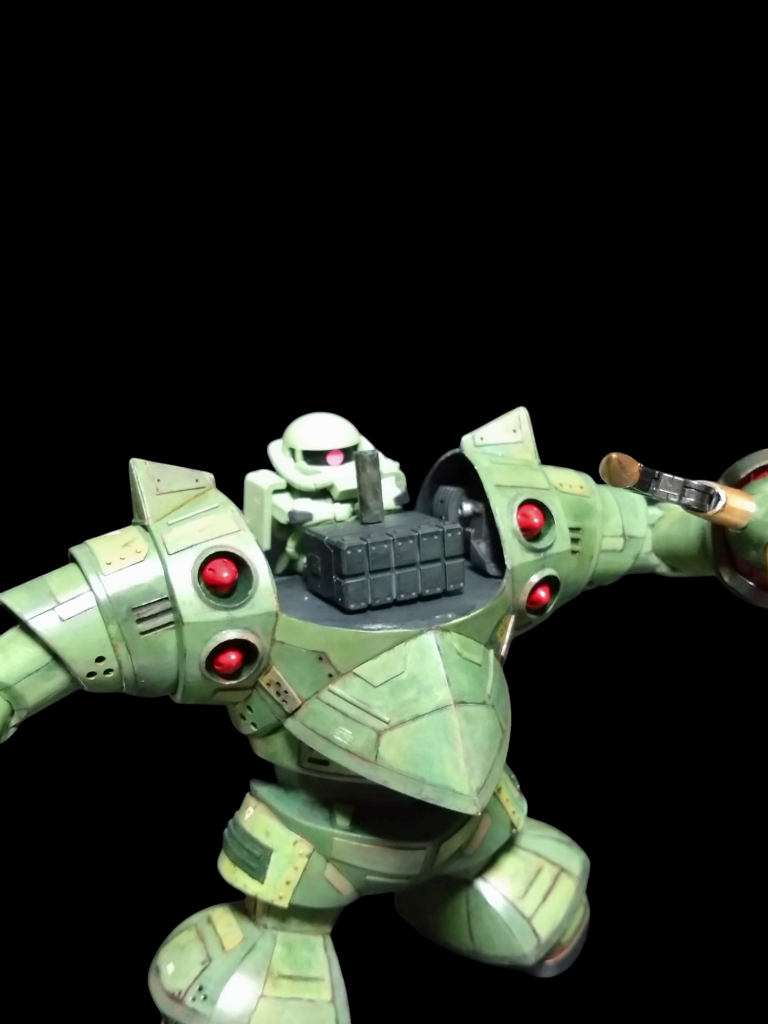 頭部はモノアイの可動の為取り外し可能にしてます。内部にミサイルランチャーで奥には待ちぼうけザクを入れることも可能です。