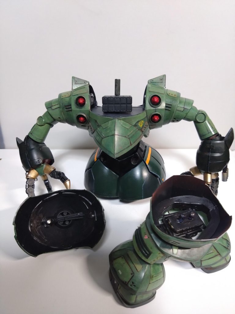 またまた解りにくいですが頭部裏にネオジム磁石とモノアイ自体もネオジム磁石なので挟んで可動してます。一応前側ピンク、後側黄色モノアイにして区別してました。