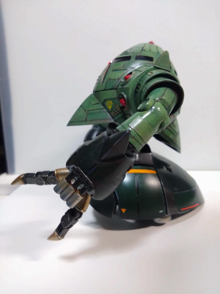 横からです。ジオング接続部分は仰け反らせたり前傾にしたり可動します。