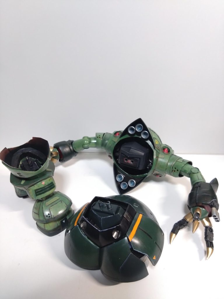 暗めのカラーリングでわかりにくいですが接続部分はジオングのパーツを使用してます。スカート部分のカラーは量産型カラーがゾックのカラーと合いそうだったのでグリーンにしてみました。