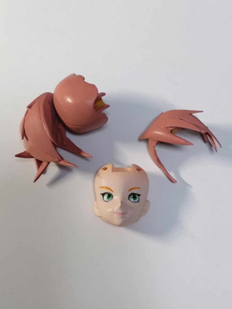 顔はラッカー塗料で塗装して、乾燥後にラッカークリア。やり直しがきくようにエナメルで描き込みましたがほとんど一発仕上げです。若干ラインを整えるためにセラブレードで削ってます。瞳の描き込みも一発仕上げでした。前髪長いのにも助けられてるのかも。一発目がまぁまぁ良かったのでそのまま進めました。最後は艶消しトップコートしてます。