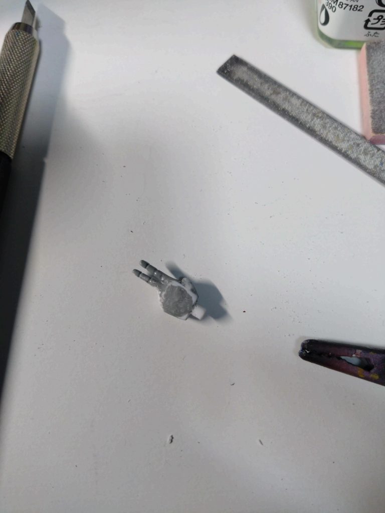 ハンドパーツは平手の指をカットしてランナーくずを流し込み接着剤で固めたりヤスッたりです。後から制作したので色が合ってない。😅