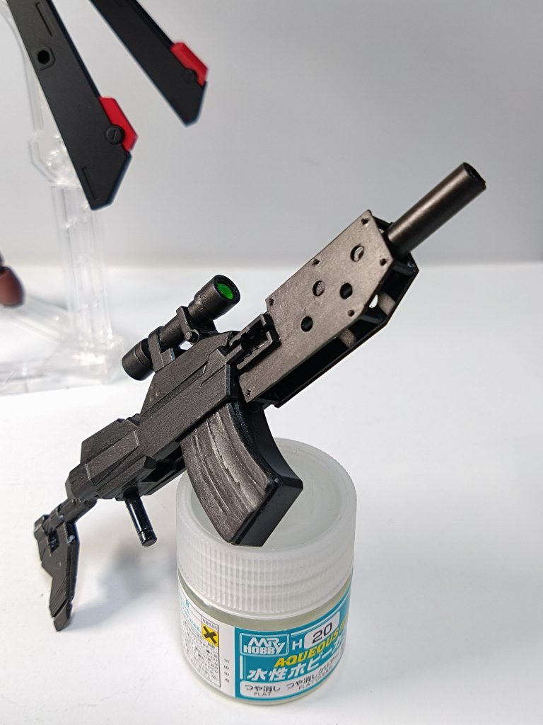 謎武器。劇中にもあったのでスナイパーライフルってことにします。ジャンクパーツ使用。スコープのレンズはクリアグリーンのランナーを少し炙って丸めてフチを削って接着しました。 