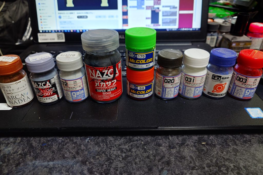 ■カラーと使用塗料・ホワイト1:メカサフスーパーヘヴィ(下地)→アルティメットホワイト(ほんのかすかにグラデーション塗装)・ホワイト2:ホワイト1からマスキングしてニュートラルグレーⅡ・グレー:メカサフスーパーヘヴィ(下地)→ジョイントグレー+風群青(数滴)・レッド:パステルピンクサフ(下地)→ブライトレッド(2滴ほど黒をまぜて少し暗くしてます)・ブルー:ホワイトサフ(下地)→風群青+コバルトブルー(4:1くらいの割合)・イエロー:ホワイトサフ(下地)→オレンジ・武器・バックパック類:メカサフスーパーヘヴィのみ・内部フレーム:黒サフ(下地)→ガンメタル・内部フレーム(関節等):黒サフ(下地)→アルカナゴールド(ゴールドという名のブロンズカラー)トップコート:内部フレームは半光 外装はデカール→光沢→つや消し(軽く)細かいところはエナメル塗料で筆塗り