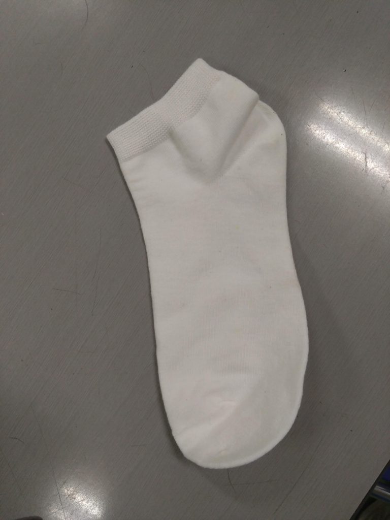 靴下被せました黄色いフェルトで口と足 