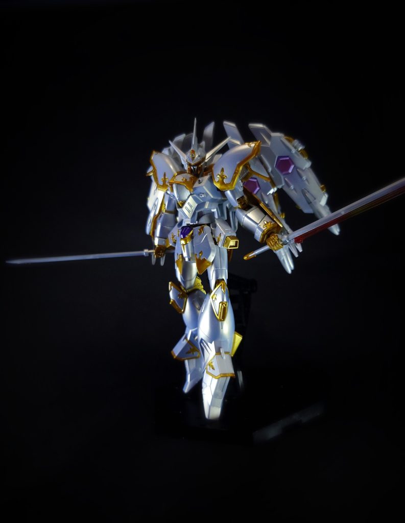 OWC-M17 ロック・クロウ モルスス・モルティスガントレット先端に2本生えた実体クロー。「モルスス・モルティス」はラテン語で「死の噛みつき」「死の一撃」を意味する。リーチ的にも破壊力的にも強化刀の方が上であり、相手にした機体も実体兵器をほぼ無効化するヴァリアブルフェイズシフト装甲だったため使用されなかった。