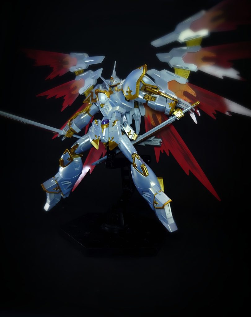 OTS-303 ビームシールド アムルタートガントレット中央に内蔵されたビームシールド発生器。「アムルタート」はサンスクリット語で「不死」を意味する。本機はビームマントも実体シールドも装備していないため、この装備で防御を行う必要がある。なお、デスティニーSpecⅡと同じく機動力に秀でているおり回避能力が高い上に強化刀にて切り結びも行えることから使用されなかった。内蔵箇所とその形式からストライクフリーダムの「MX2200 ビームシールド」を参考にしたものと考えられる。