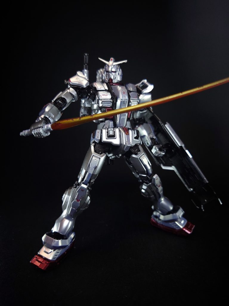 ビームサーベルバックパック左側面のサーベルラックに3本搭載。ラック自体がフレキシブルに可動する事で、腕の左右を問わずに取り出し収納可能。3本なのは長期戦におけるエネルギー切れに備えての物。劇中ではザクの装甲を障子紙が如く(それもシールド諸共)あっさりと切り刻み、上記のビームライフルと合わせて遠近共に当たったら終わりという恐怖演出を引き立てた。ビームサーベルを防げるのは原作同様ヒートホークやヒートソードなどのヒート系武器のみ。