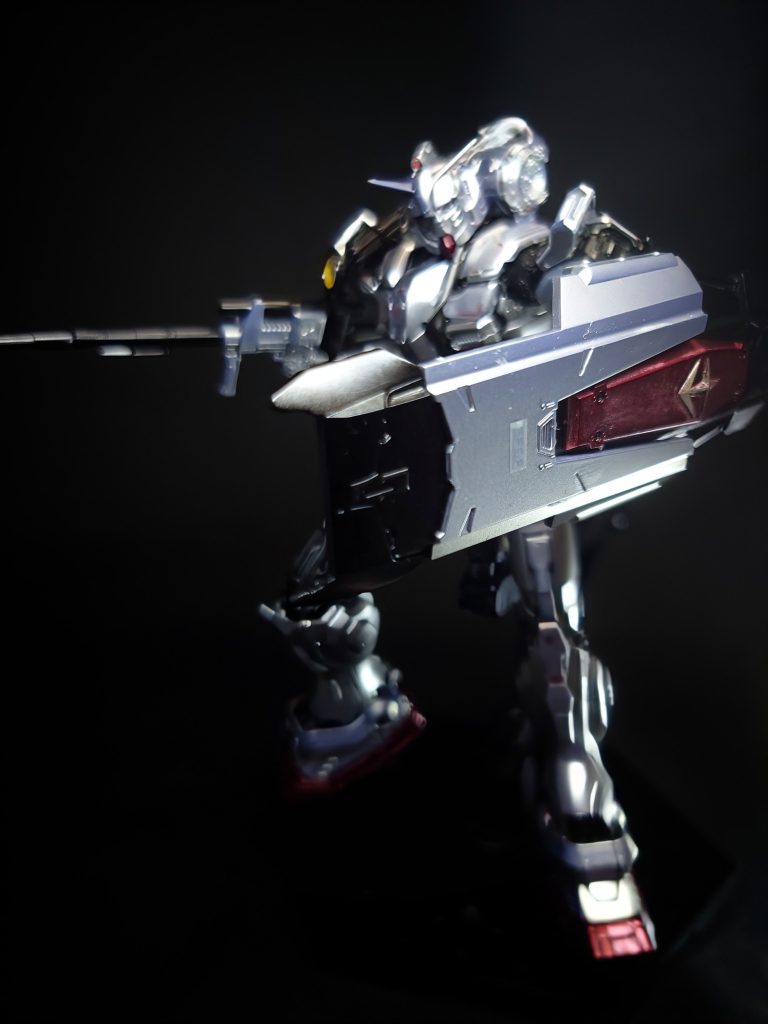 シールド伸縮式の大型シールド。ガンダムEXは地上運動性を優先した関係で装甲重量が減量されており、その分を補う為に装備している。但し、劇中のガンダムEXはファーストガンダムでの描写を優先した為か、ザクバズーカの直撃を受けても平然としており存在意義が突っ込まれがち。一応は機動力が必要な場合は捨てて、防御が必要な場面でのみ使用するスタイルを取っていた。