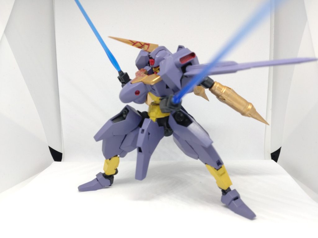 胸と角の赤線はシェルユニットを模して引いてあるハッタリ。素材は30MMのジョイントと何かのサーベルです。