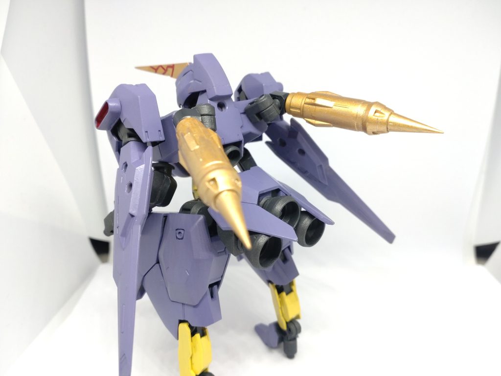 背面とメイン武装 兎の角ジェタークから盗んだAI技術で制御されている小型ランス型の偽ガンビット。モチーフはスクライドの絶影の臥竜と伏竜です。