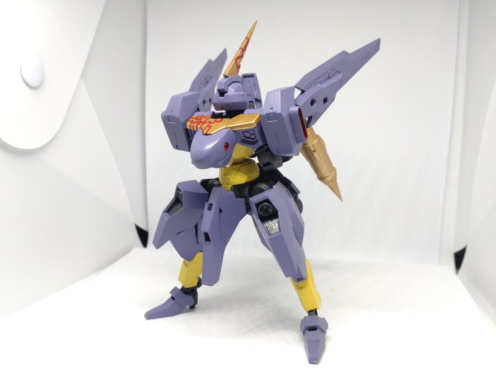 高機動形態兎のような姿の高速移動兼ガンダム顔の隠蔽のための形態。耳相当の部品は背中に付ける予定でしたがソーンの幅広の胴を利用して腕部分を耳にしました。