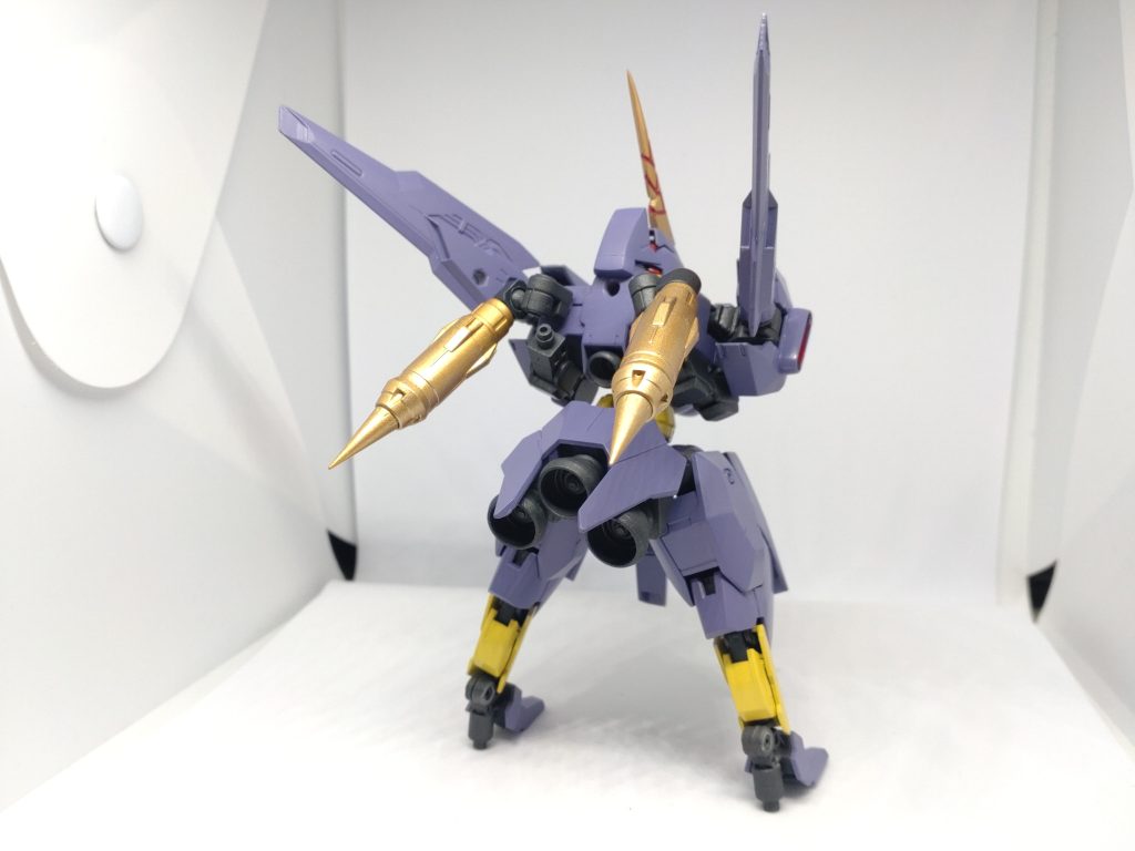 この形態ではガンビットやアームは極力使わず上がった移動力と耳に相当するブレードを使った高速格闘で戦います。耳の素材はソーンの肩とバインダーガンです。