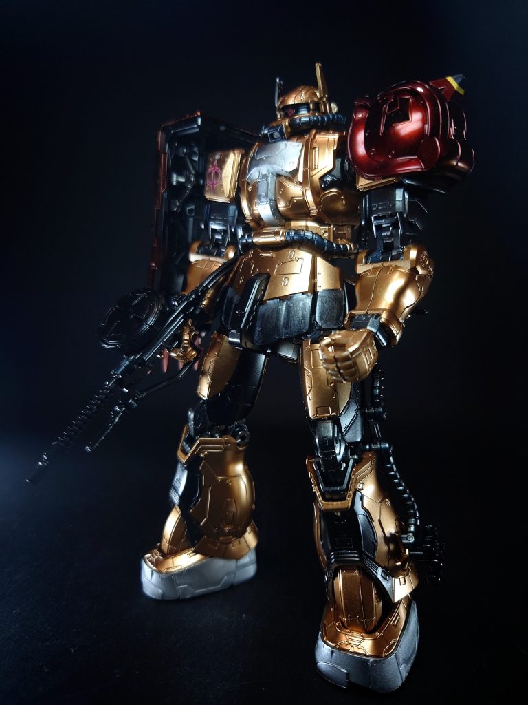 ジオン公国軍ではエース級のパイロットには通常と異なるカラーリングや改造を施すことが認められており、数々のバリエーションが存在する。その中でも特に「隊長機」と呼ばれるものは通信用アンテナを頭部に備えているが、本機の頭部アンテナは通常よりも多く取り付けられている。この他、シールドに武装が施され、狼のモチーフとして足に爪のペイントが施されている。