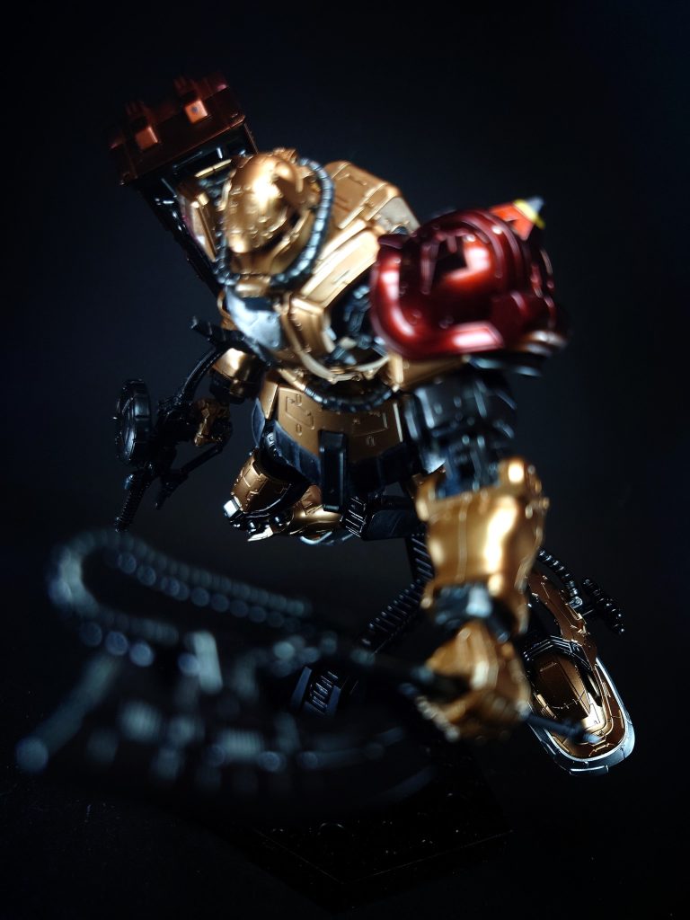 ヒート・ホーク近距離戦用の兵装。刃の部分を高熱発光させることにより、通常兵器であればたやすく斬り裂くことが出来る。マシンガンとは異なり弾切れの心配がないため、多くのパイロットに愛用された。