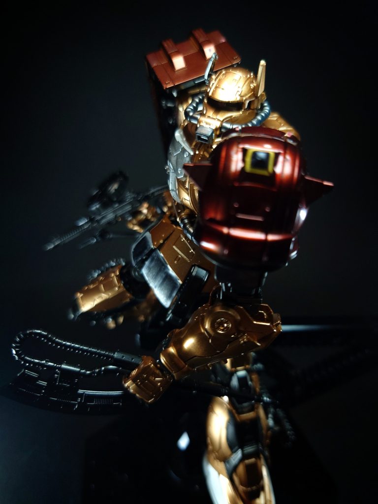 特殊機能 頭部アンテナ隊長機が備えている通信用のアンテナ。通常は額部に一本装備しているが、本機の場合は側頭部に二本オフセットされている。