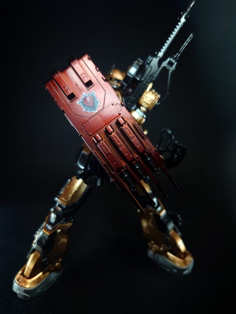 ショルダー・シールド肩部に取り付けられた主防備。敵戦艦への突入時、被断面積を最小限に抑える突撃体制を取るために片側のみに装備されており、実体弾による攻撃はほぼ防ぐことが可能。