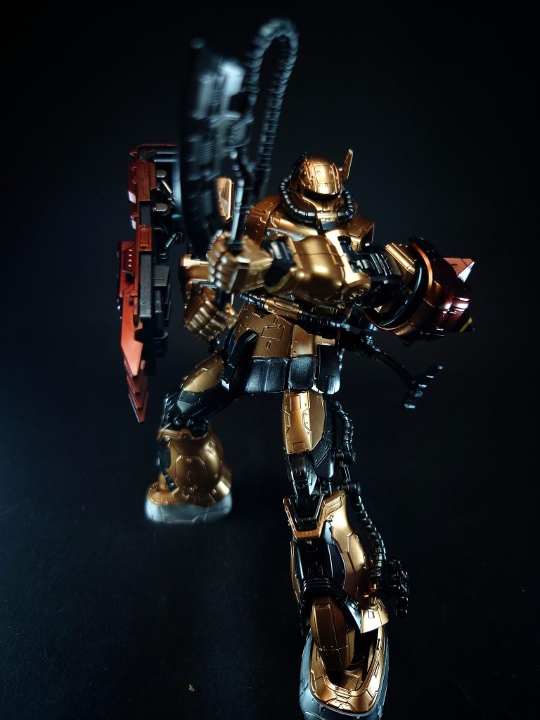 シールド・ガンシールド先端部に増設された三連装マシンガン。ミサイル・ポッド左脚に装備された三連装の誘導弾発射管。