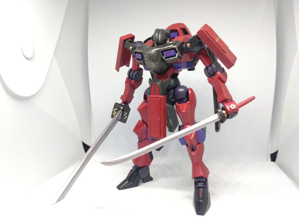 一対多数の乱戦時には二刀流を使用刀は上で書き忘れましたがビームコーティングが施されてます。見た目のモチーフはある漫画の薩摩隼人や赤備えを意識してます。ビームサーベルは中で塗料が張り付いたみたいで抜けなくなりました。