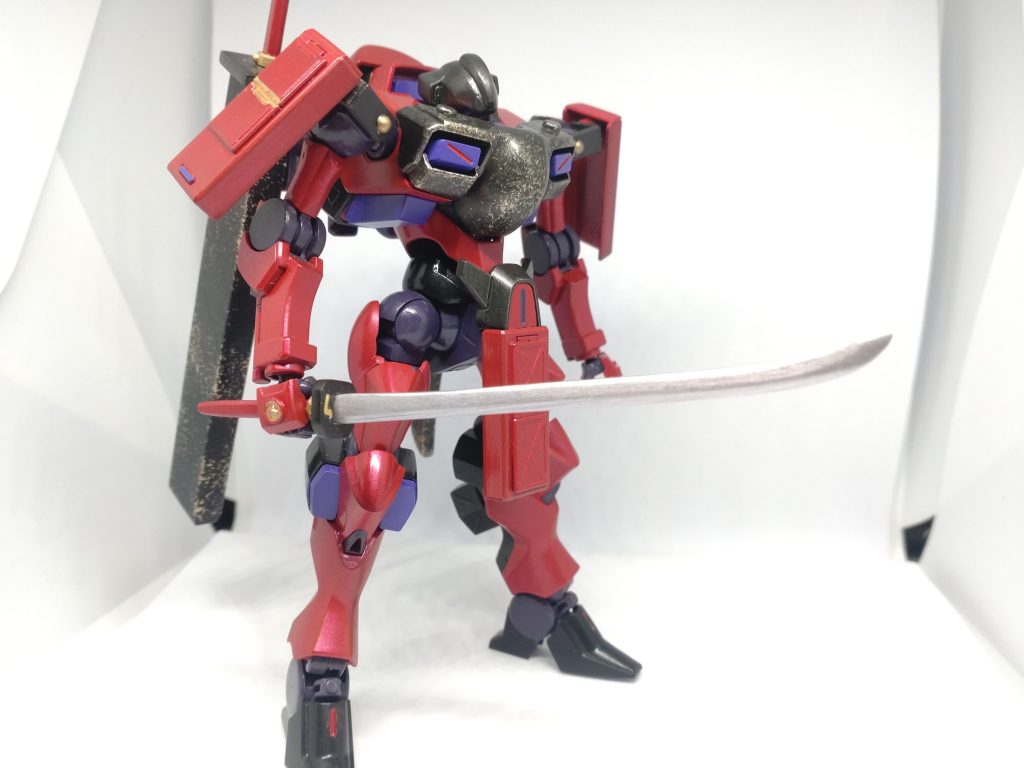 メイン武装 打刀”壱”メインで使う日本刀。必殺技は元キットであるザウォートの機動力を合わせた素早い剣技で敵を斬り伏せます。反りを付けるのに少し失敗しました。鞘共々プラ板から切り出して作成しました。