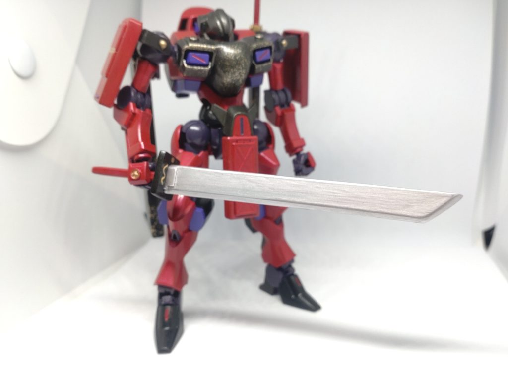 武装2 大太刀”弐”対ガンダムフレーム、大型機体用の幅広の大太刀。それらの装甲を簡単に切り裂ける程の重量と斬れ味を持ちます。こちらの素材も刀、鞘含めてプラ板です。