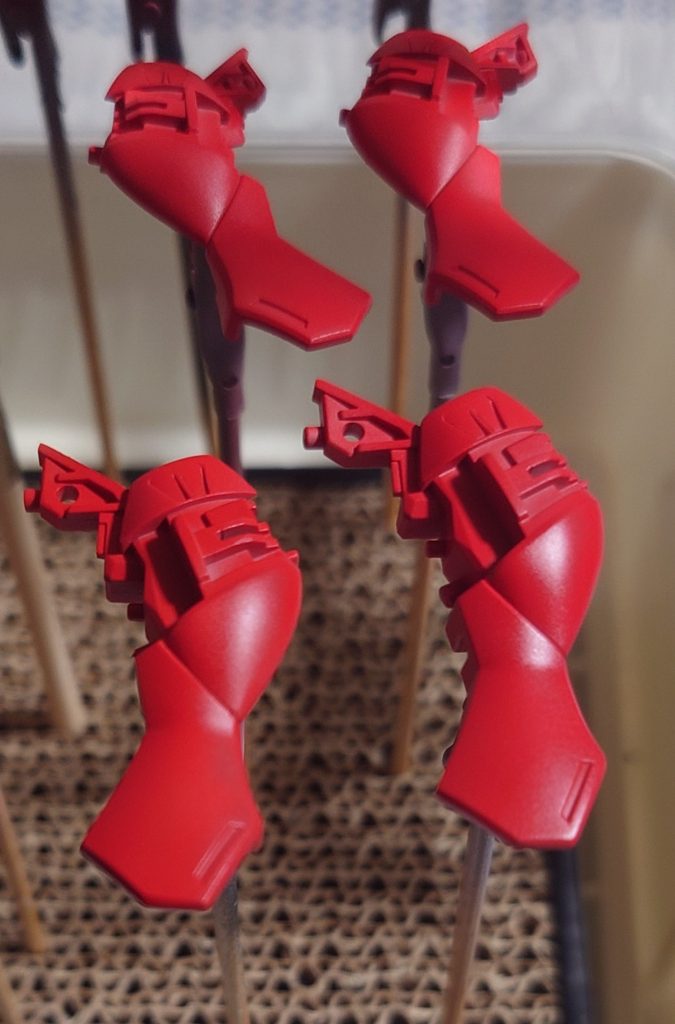 塗装風景。今回はハーマンレッドを外装に。色分けでイモータルジャスティスレッドを使っています。この赤さがお気に入りなので仕上がりに満足してます