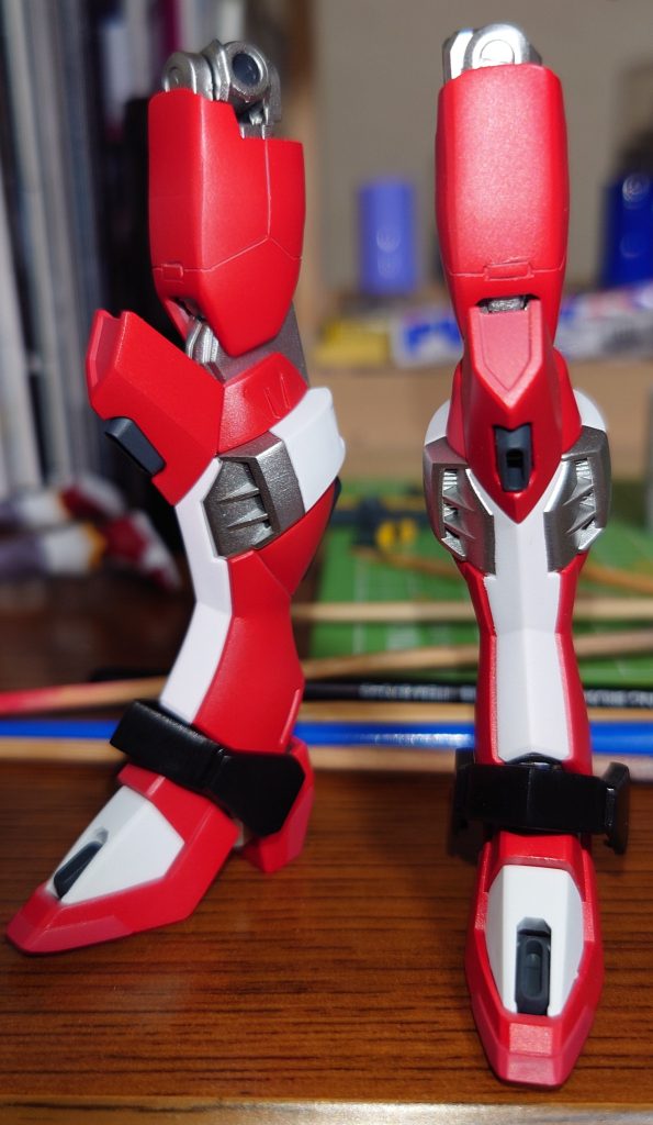 脚部の組み上げ時、太ももパーツを延長しているので接合部分を整えるのに苦労しました…