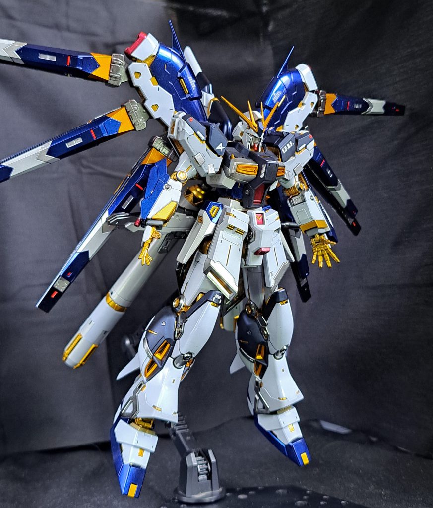 本体白はチタニウムフィニッシュ風に挑戦しました。現物を見たことがないのですが…写真や動画で見た色には近づけられました。EXブラック→プレミアムミラークローム→クリアーホワイト+EXホワイト+EXクリア(4:1:1)で塗り重ねました。