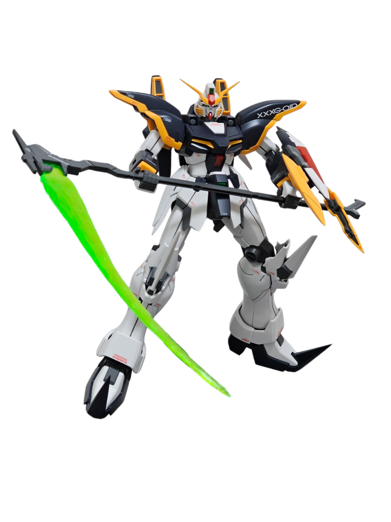 左肩の型式番号のドライデカールですが思いっきりミスってしまいパーツの分割部に重なってしまいました笑 デスサイズやっぱりカッコいいです。作ってよかったです。閲覧いただきありがとうございました。