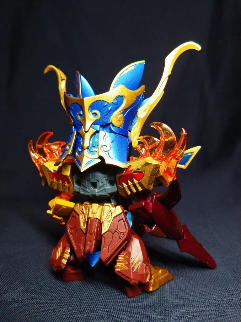 後ろは特に背負い物も無くシンプル。パワーボウの基部は腰パーツの裏にマウントします。