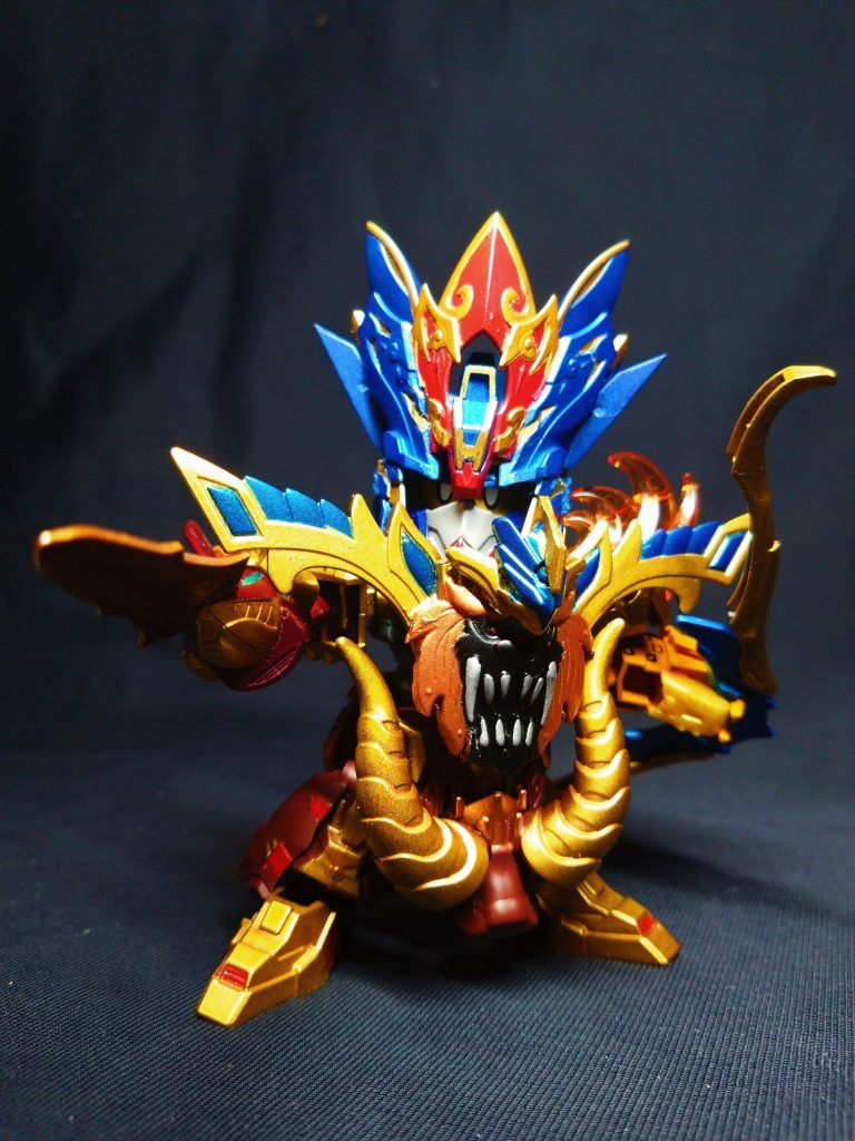 ガオゴッドを作るのは実質2回目。一度目はガオレンジャーの旧ミニプラのガオキングを改修し、ガオゴッドに作り変えた以来の制作。金×青の色味のよさも相まってとにかく塗装映えするロボだと思います。