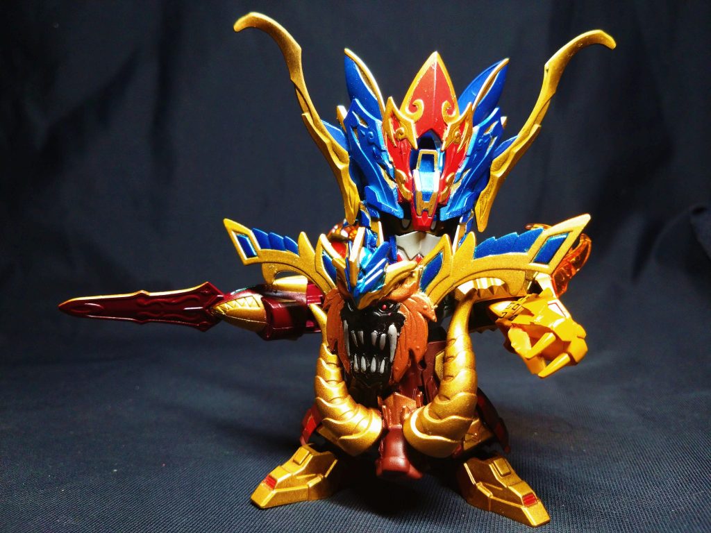 約半年ぶりの新作です。今年の夏は暑すぎて、一切制作ができませんでした。そして原点回帰というか、戦隊ロボSDの初作品の牙吠頑駄無をデザインベースにガオゴッドモチーフとして制作しました。赤流火穏に伝わる神の一人です。