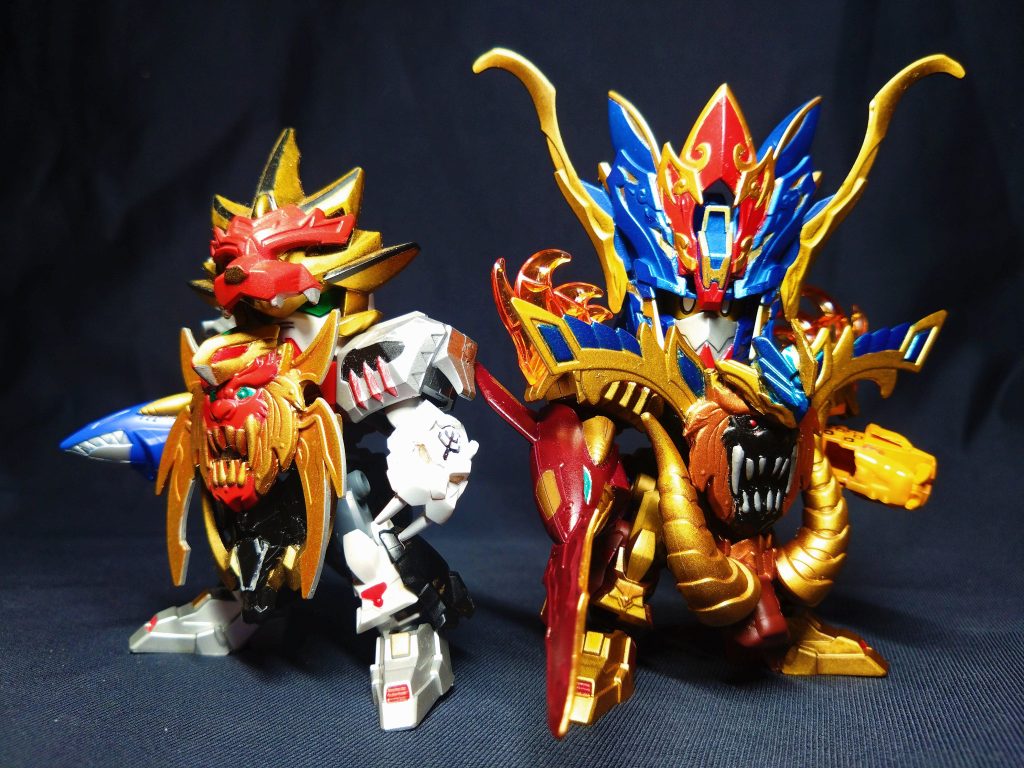 同系統とは言え装飾部分の派手さで差別化し、牙吠頑駄無をアップデートして神らしさを出しました。比較してわかるように、同じパーツでも全体的に少し大きく見えるようにしています。なので他の戦隊ロボと比較しても気持ち大きく見えます。