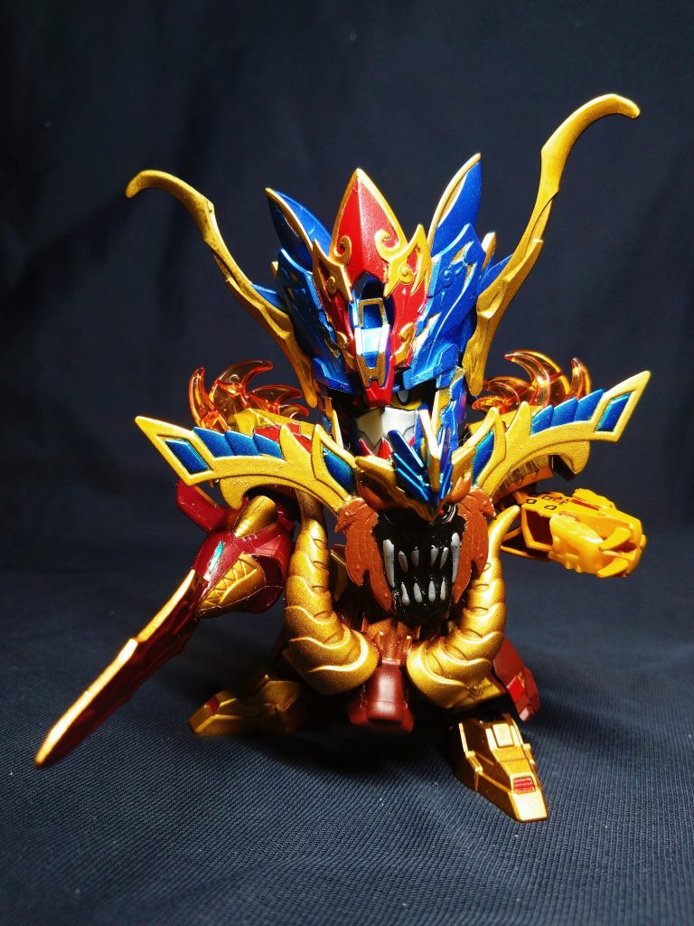 赤流火穏に伝わる精霊神。荒神や牙吠巨神とも呼ばれ、赤流火穏の炎の戦神 鬼舞虎の姿を知る一人とされる。牙吠頑駄無はこの神に憧れ、同じ形を真似した鎧を着込んでいる。