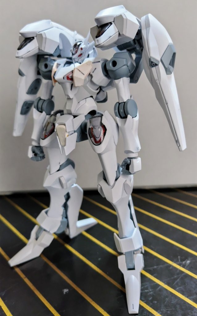先ずは正面からパシャリ📸因みに顔は好みの問題からファラクトのアゴのガードは外してガンダム顔にしています