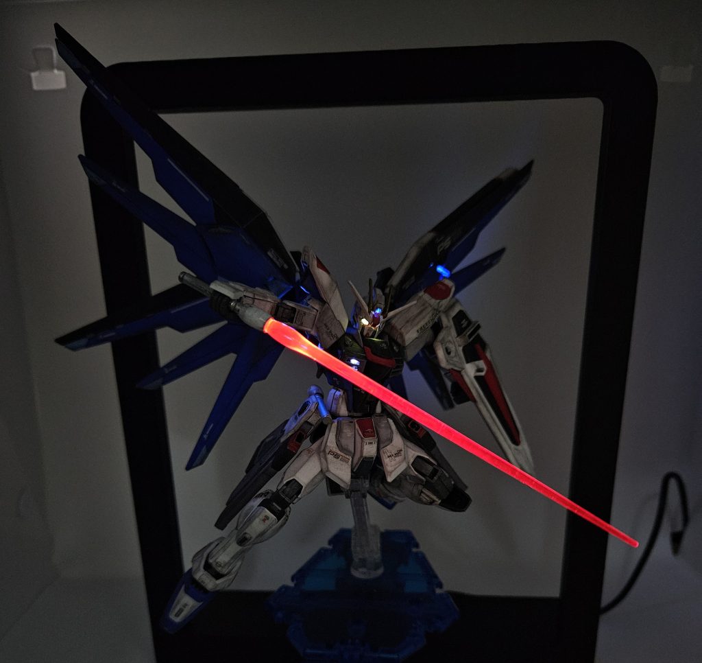 MG2.0箱絵のポーズラケルタはコトブキヤのLEDソードを贅沢に2本も使いました光っていてキレイです(小学生並みの感想)