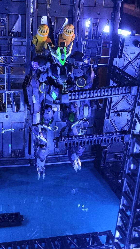 11.    整備は基地内のハンガーで文字通り懸架されて行われ、出撃時は拘束が解かれてそのまま足元のプールへ落下入水する。